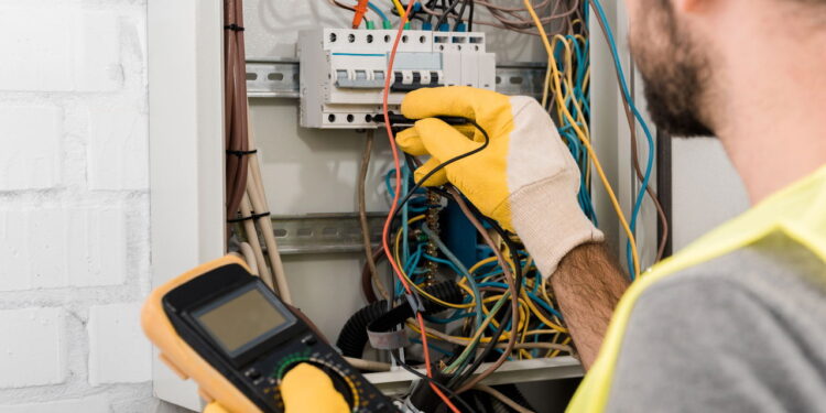 Cursos técnicos gratuitos no ES abrem 1.460 vagas no Senai