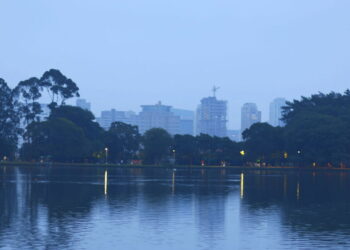 O inverno mais frio do século congela cidades e atrai multidões