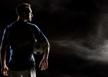 Silhueta de jogador de futebol - Créditos: depositphotos.com / EdZbarzhyvetsky