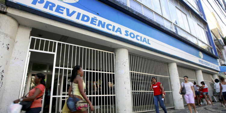 Idosos e pessoas com deficiência enfrentam novas exigências no BPC