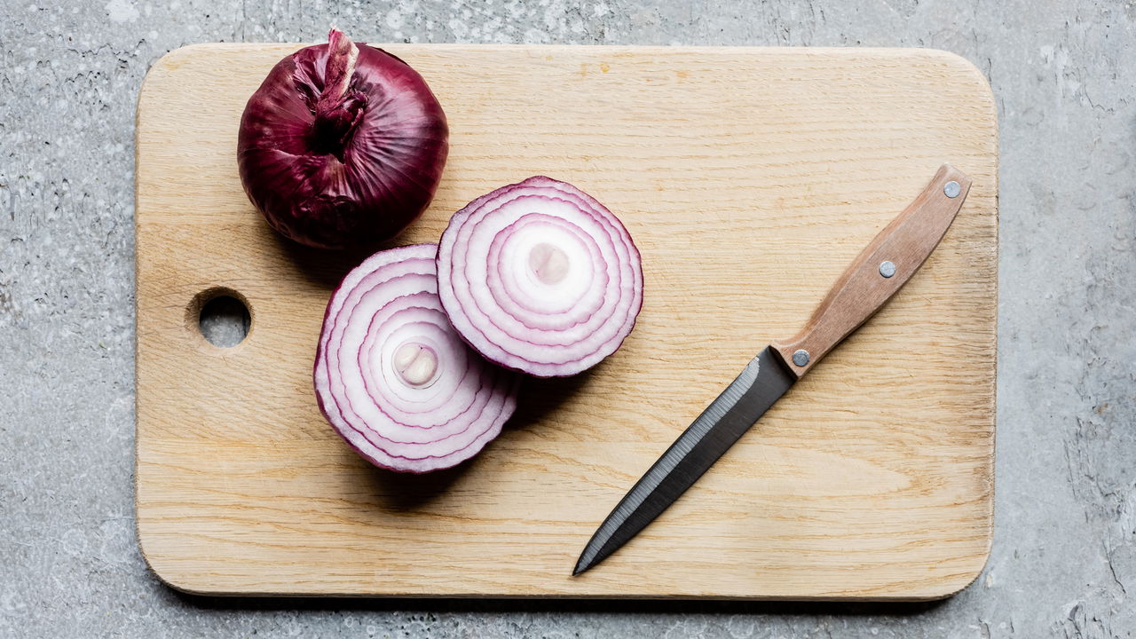 Esse é o segredo dos chefs para cortar cebola sem chorar!