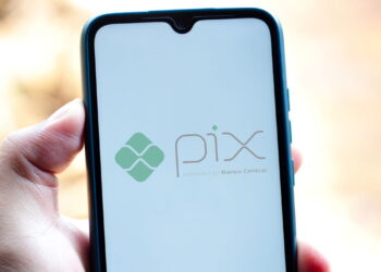 O fim dos cartões de débito? Veja como o Pix por aproximação pode impactar você