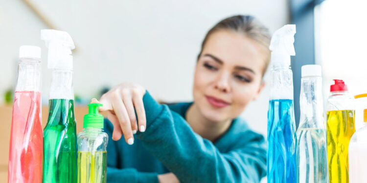 4 maneiras de economizar em produtos de limpeza para a casa