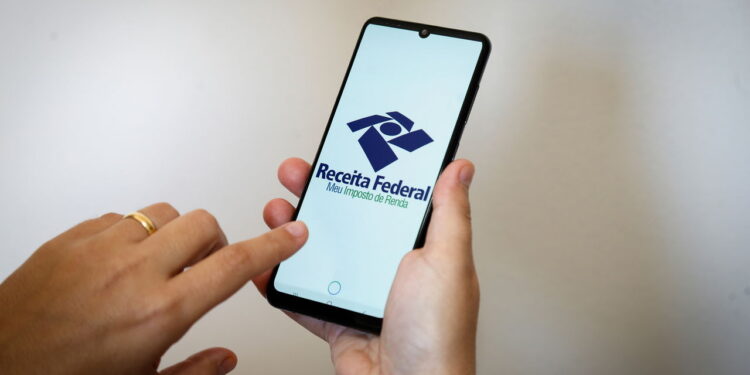 Smartphone expondo logo da Receita Federal - Créditos: depositphotos.com / sidneydealmeida