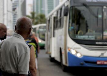 Senhor Esperando o ônibus - Créditos: depositphotos.com / joasouza