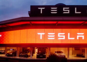 Tesla perde R$ 70 bilhões em valor após Elon Musk anunciar 'Partido da América'!