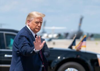 Washington,  DC 20 08 2020 O presidente Donald J. Trump, acompanhado pelo vice-presidente Mike Pence, participa de uma reunião bilateral com o primeiro-ministro Mustafa Al-Kadhimi da República do Iraque na quinta-feira, 20 de agosto de 2020, no Salão Oval da Casa Branca. (Foto oficial da Casa Branca por Tia Dufour