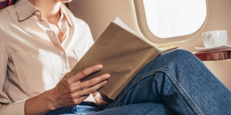 Brasileiros estão viajando sozinhos como nunca antes; entenda