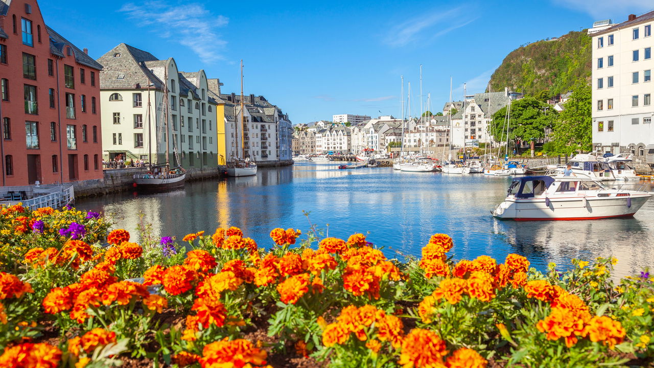 Essa cidade no interior encanta com arquitetura única e paisagens deslumbrantes