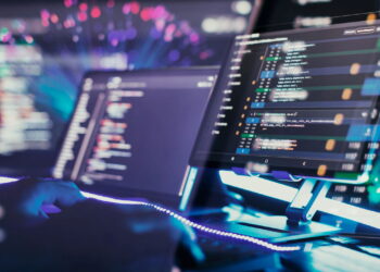 Program code on a computer monitor with fiber optic background. Internet and technology concept. - Créditos: depositphotos.com / Maximusdn