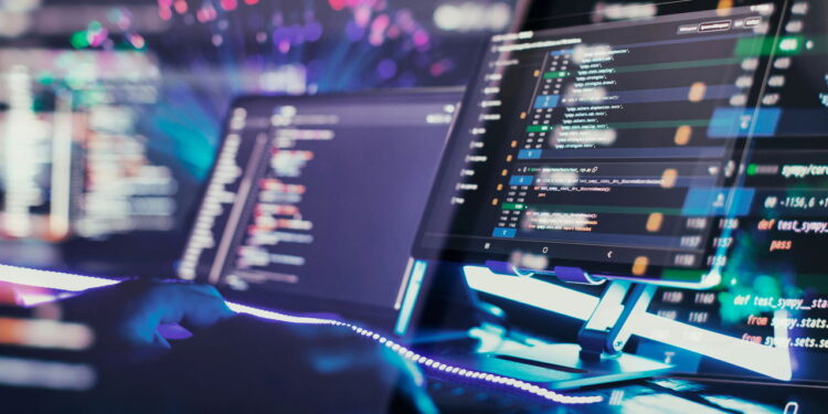 Program code on a computer monitor with fiber optic background. Internet and technology concept. - Créditos: depositphotos.com / Maximusdn