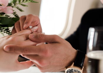 Por que usamos alianças de casamento justamente no dedo anelar? Entenda