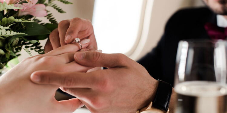 Por que usamos alianças de casamento justamente no dedo anelar? Entenda