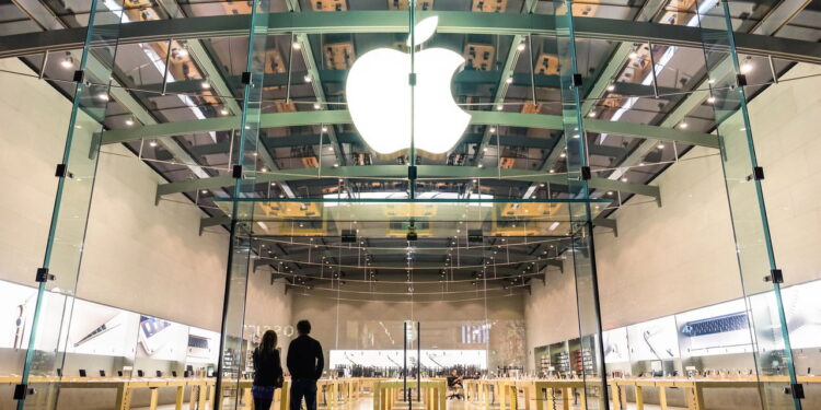 Apple vai levar produção significativa de iPhones da China para Índia até 2026