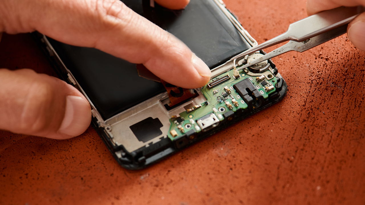 Por que as baterias de celular ainda não duram muito mais tempo? Entenda