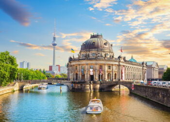 Museum Island and the bridge over the river Spree, beautiful panorama of Berlin, Germany - Créditos: depositphotos.com / antonaleksenko82.gmail.com