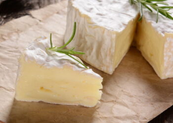 Qual a diferença real e técnica entre os queijos brie e camembert? Entenda
