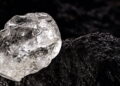 Rough diamond, precious stone in mines. Concept of mining and extraction of rare ores. - Créditos: depositphotos.com / robertohunger