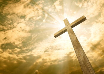 Cruz apontada para o céu - Créditos: depositphotos.com / VladisChern