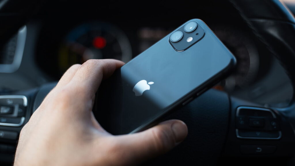 Fabricação de iPhones nos EUA ou taxa de 25%! Entenda a nova ameaça de Trump à Apple