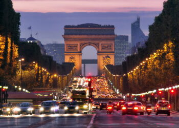 Paris, Champs-Elysees at night - Créditos: depositphotos.com / johny007pandp