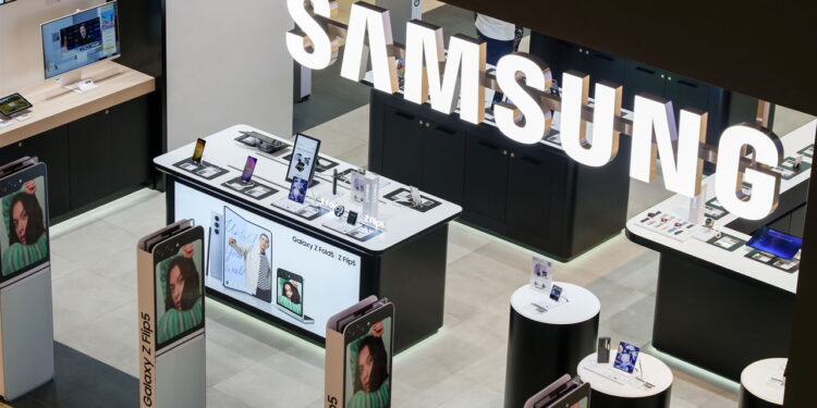 Qual será a IA dos celulares Samsung? Empresa avalia ir além de Google e OpenAI
