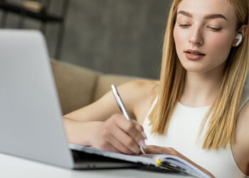 Quer estudar mais e gastar menos? Dicas para economizar em cursos