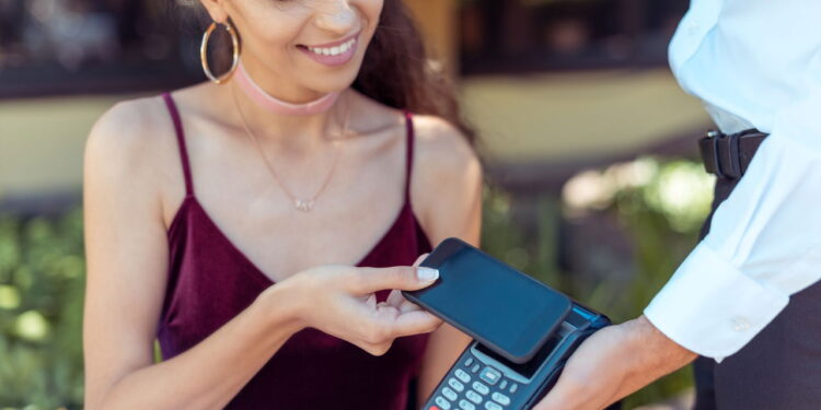 Como funciona o pagamento por aproximação? A tecnologia NFC em detalhes!