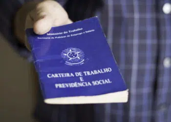 Brazilian labor portfolio. Written "Work and Social Security Card" in Portuguese - Créditos: depositphotos.com / gustavomello162.hotmail.com