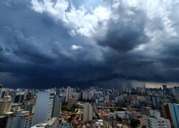 Essa nuvem pode pesar até 500 mil quilos e ninguém percebe