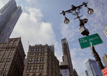 Poste de rua na cidade em Nova York - Créditos: depositphotos.com / KotykOlenaBO