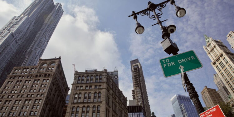 Poste de rua na cidade em Nova York - Créditos: depositphotos.com / KotykOlenaBO