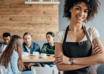 Curso gratuito ensina rotina de garçom com certificado