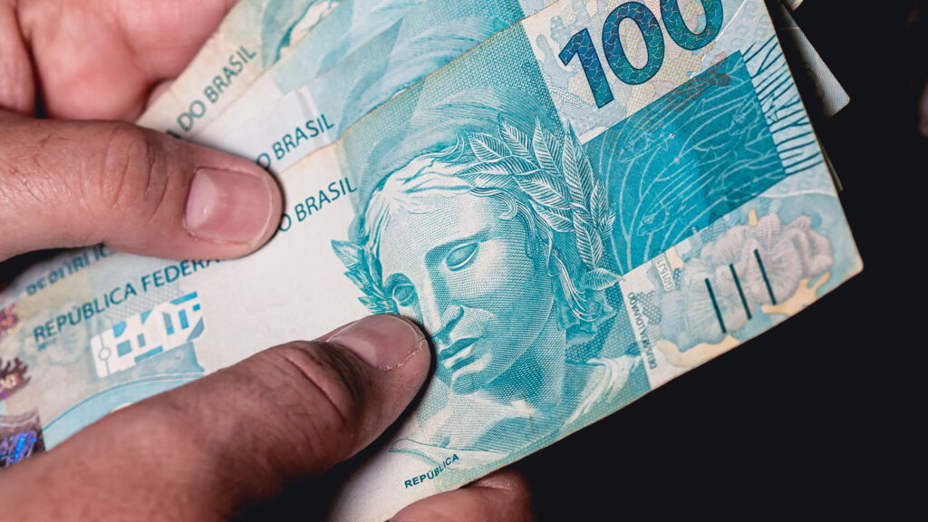 Quem trabalhou em 2023 com carteira pode receber até R$ 1.518 em 2025