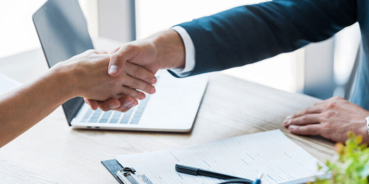 Golpes de emprego aumentam e exigem atenção dos candidatos