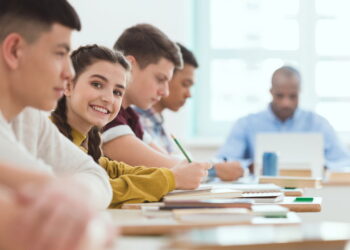 Curso gratuito da UFU forma líderes em gestão escolar inclusiva