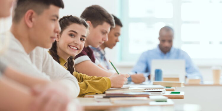 Curso gratuito da UFU forma líderes em gestão escolar inclusiva
