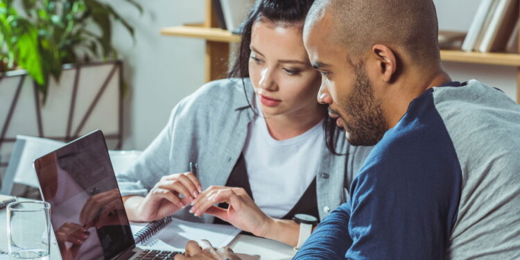 Aprenda sem sair de casa e de graça com a IFES