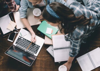 Milhares de estudantes começam a receber o benefício Pé-de-Meia em 2025