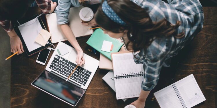 Milhares de estudantes começam a receber o benefício Pé-de-Meia em 2025