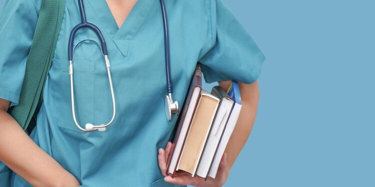 Faculdade em Portugal abre vagas de Medicina para brasileiros