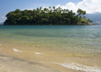 Tropical island, beach and blue sea at Ilhabela island, Brazil. - Créditos: depositphotos.com / odumazza