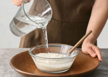Você ainda lava o arroz antes de cozinhar? Talvez mude de ideia hoje