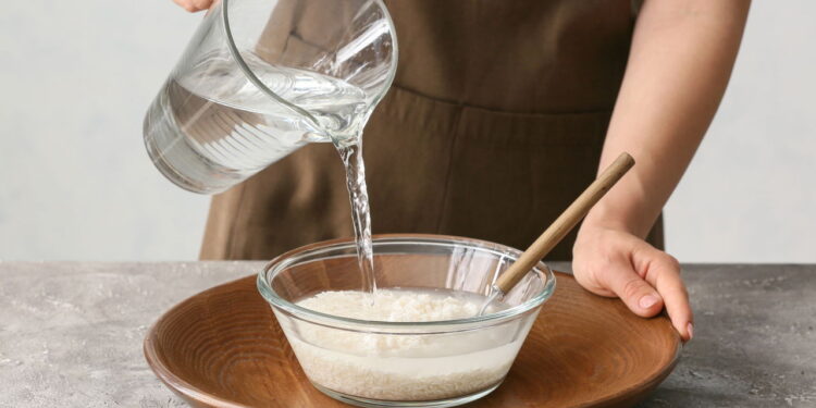 Você ainda lava o arroz antes de cozinhar? Talvez mude de ideia hoje
