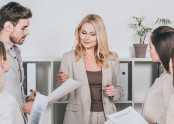 Empresas apostam na mentoria reversa para inovar e integrar diferentes gerações!
