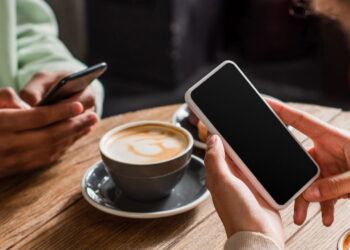 O jeito certo de carregar o celular e evitar o vício da bateria