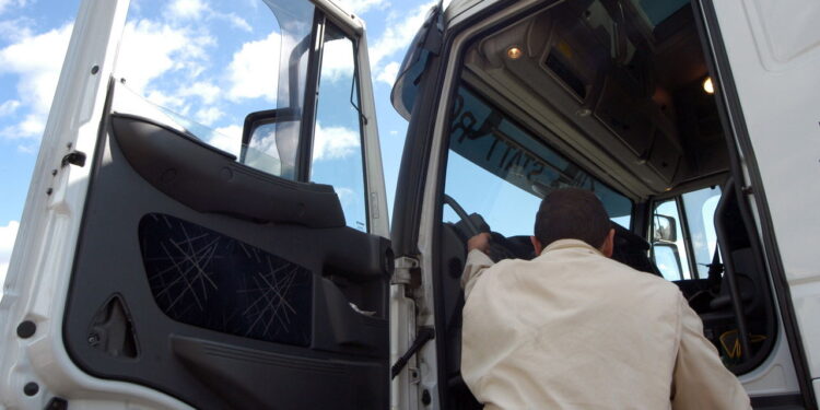 Quer dirigir ônibus ou carreta? Veja qual CNH é ideal para você