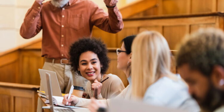 UFPE abre concurso para professor com salários que passam de R$ 13 mil! Confira