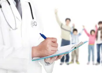 Médico anotando em prancheta - Créditos: depositphotos.com / tomwang