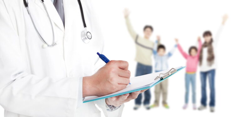 Médico anotando em prancheta - Créditos: depositphotos.com / tomwang